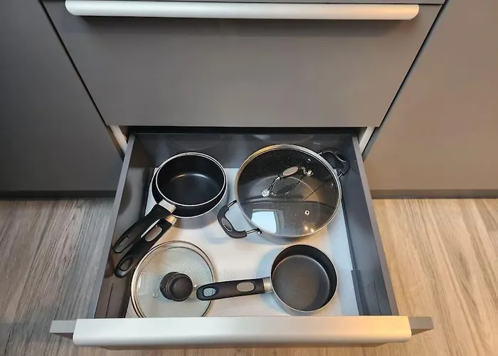 Paradigm Court, Modern 1-Bedroom Apartment